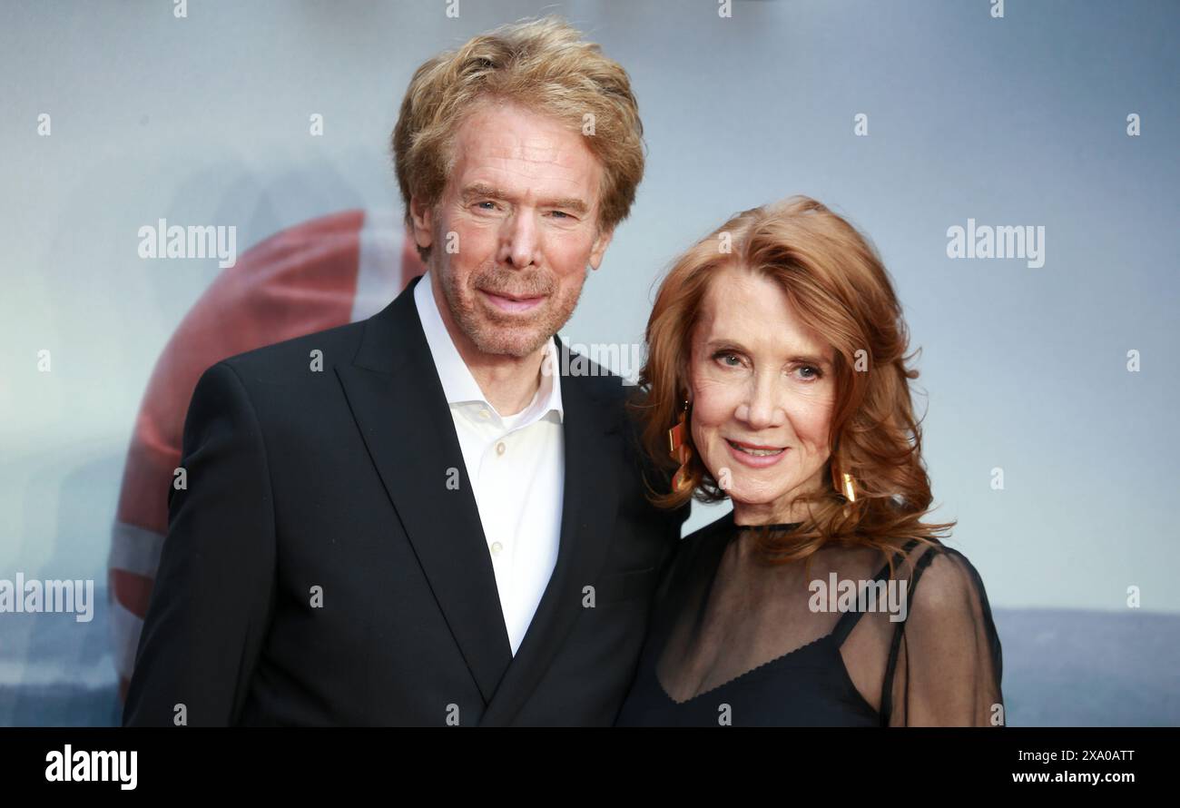 Jerry Bruckheimer et Linda Bruckheimer assistent à la projection du gala britannique de 'Young Woman and the Sea' au Curzon Mayfair à Londres, en Angleterre. Banque D'Images