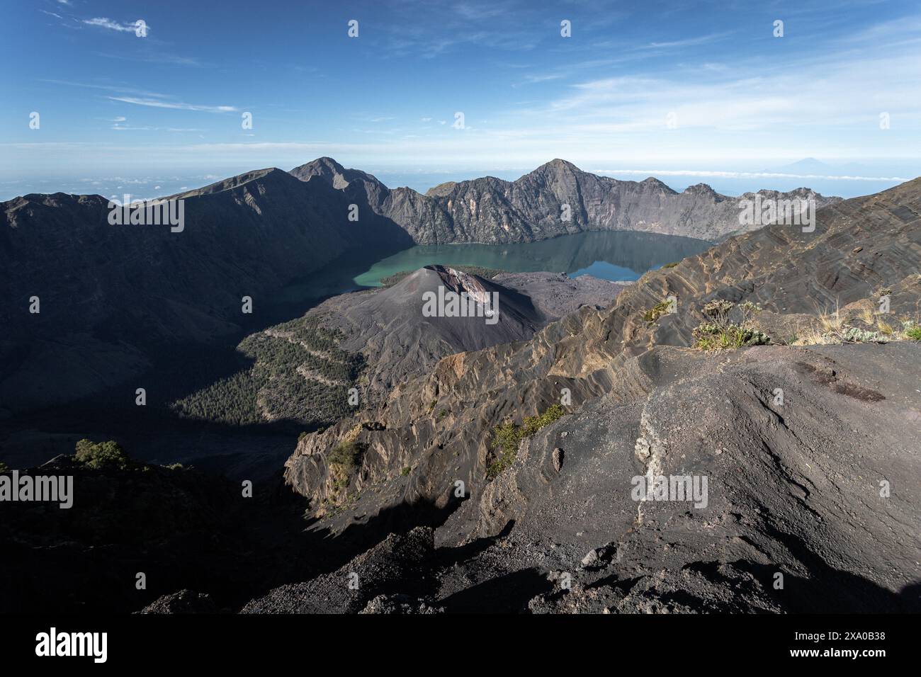 Le volcan Rinjani niché dans un sommet de montagne en Indonésie Banque D'Images