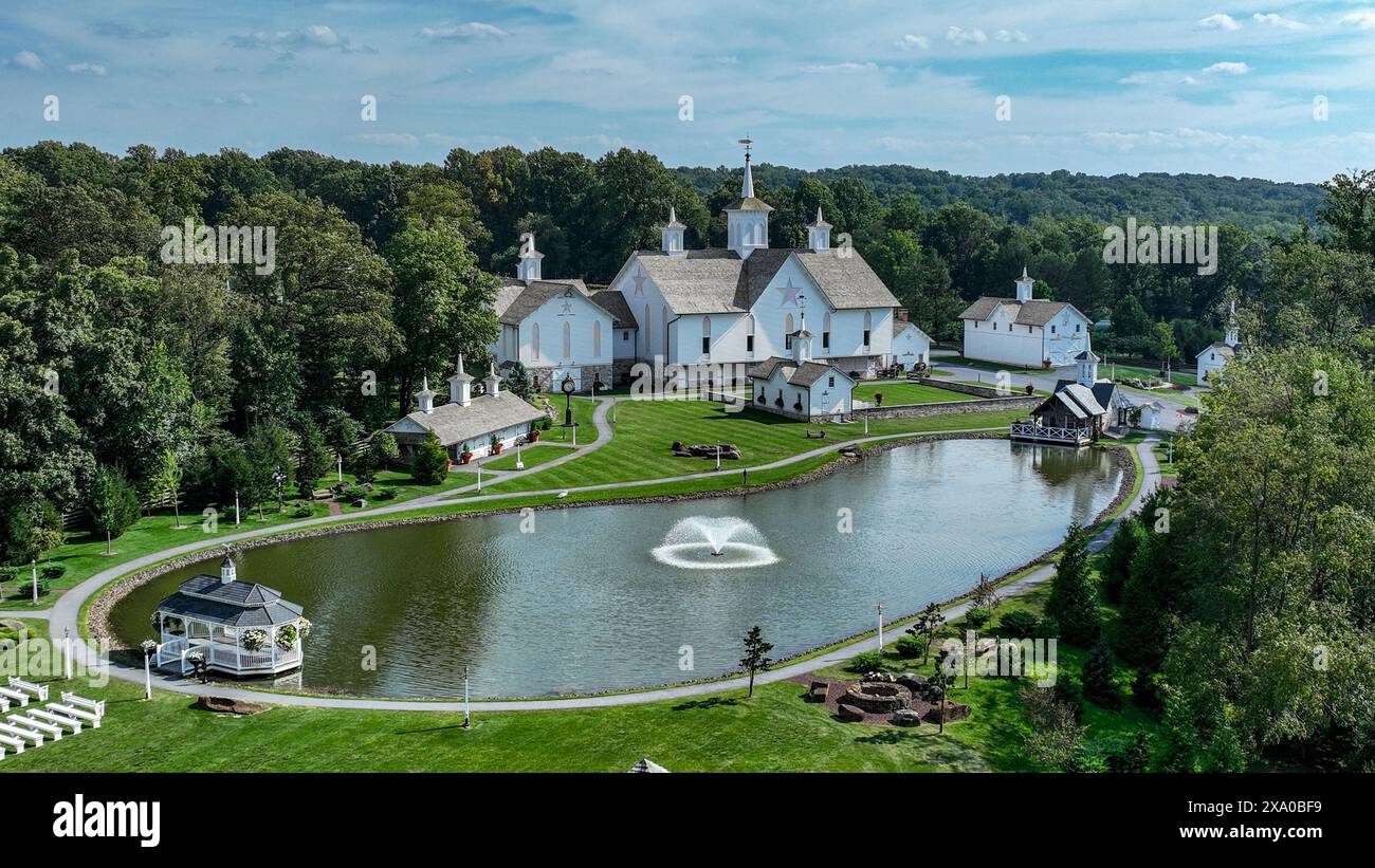 Une vue aérienne d'un élégant domaine avec un lac Banque D'Images