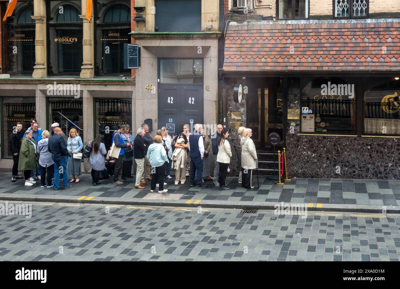 Les gens attendent une table à Casa Italia sur Stanley Street à Liverpool Banque D'Images