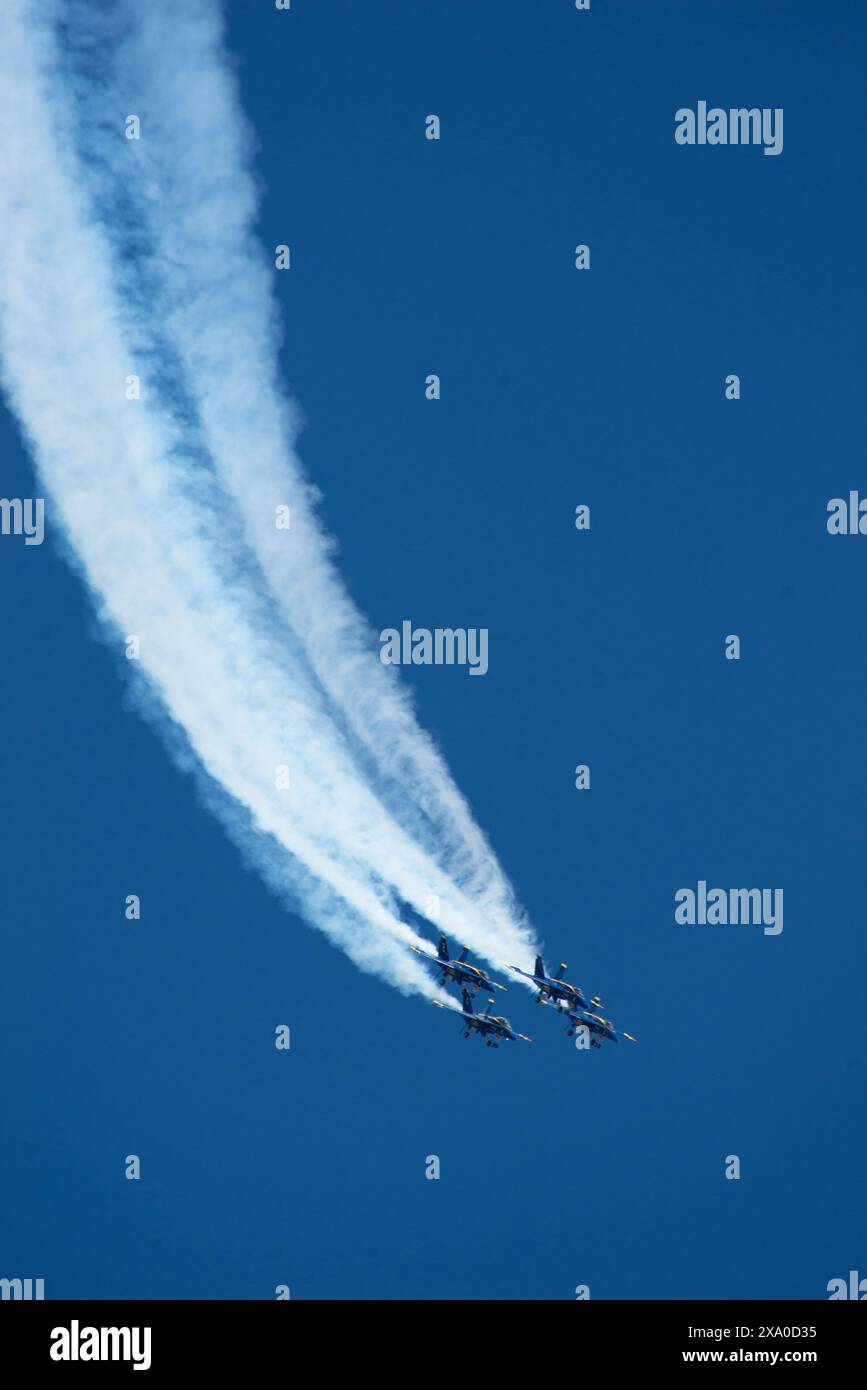 Les Blue Angels pilotent le FA-18 Super Hornet dans le ciel Banque D'Images