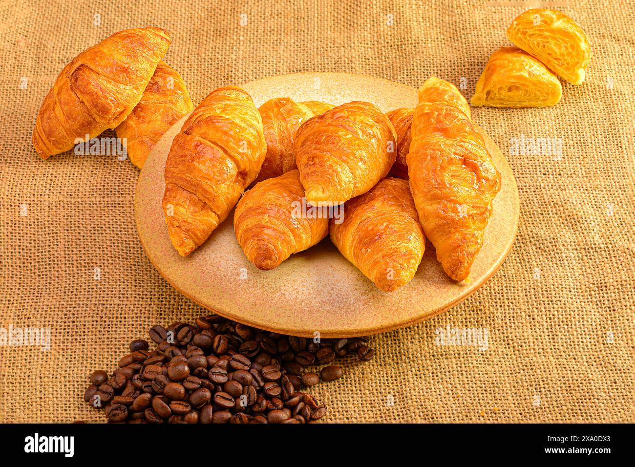 Une friandise matinale gourmande : croissants frais sur sac Banque D'Images