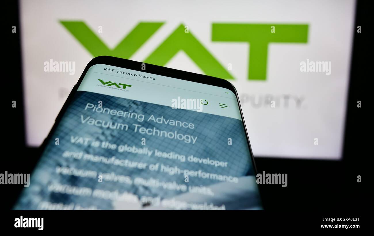Smartphone avec la page web de la société suisse de technologie du vide VAT Group AG devant le logo de l'entreprise. Concentrez-vous sur le coin supérieur gauche de l'écran du téléphone. Banque D'Images