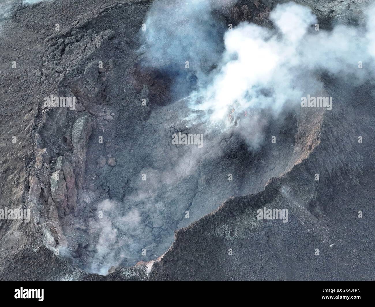 Grindavik, Islande. 08 mai 2024. Vue aérienne montrant de la vapeur et des gaz s’échappant du cône du volcan Fagradalsfjall entouré de coulées de magma durcies après l’éruption de mars interrompue sur la péninsule de Reykjanes, au sud-ouest de l’Islande, le 8 mai 2024 près de Grindavika, Islande. Crédit : Björn Oddsson/Office météorologique islandais/Alamy Live News Banque D'Images