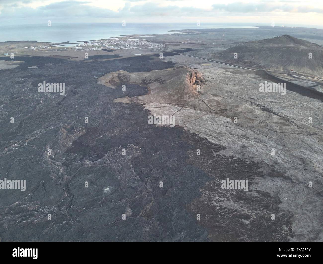 Grindavik, Islande. 08 mai 2024. Vue aérienne montrant des coulées de magma durcie qui se sont arrêtées juste à l’extérieur du village de pêcheurs côtier de Grindavika sur la péninsule de Reykjanes, dans le sud-ouest de l’Islande, le 8 mai 2024 près de Grindavika, en Islande. Crédit : Björn Oddsson/Office météorologique islandais/Alamy Live News Banque D'Images