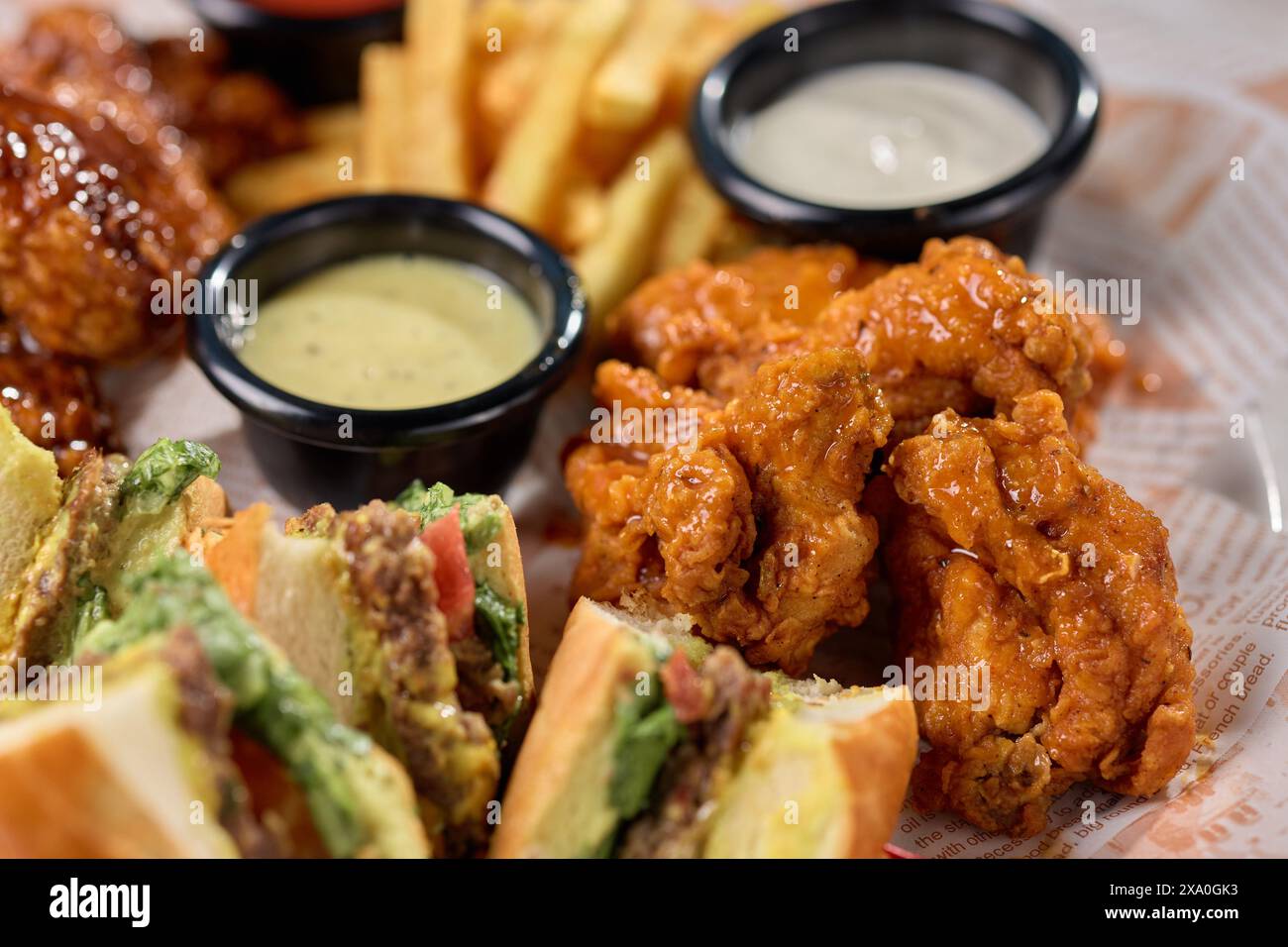 Un plateau avec assortiment de sandwichs, de trempettes et de plateaux à ailes Banque D'Images