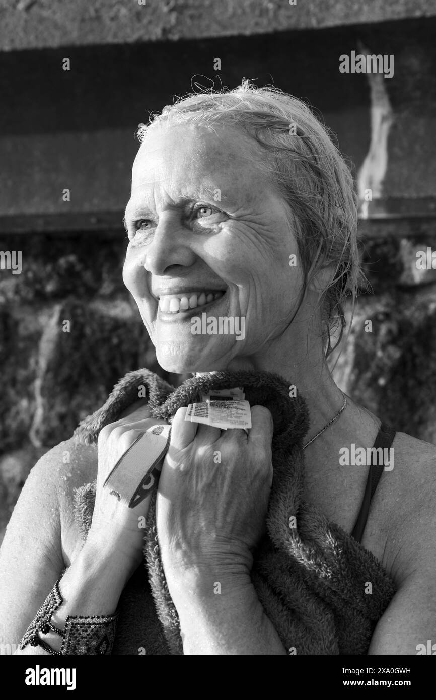 Europe, Espagne, Gipuzkoa, Zarautz Beach avec une femme plus âgée attrayante qui se délasse après sa baignade Banque D'Images