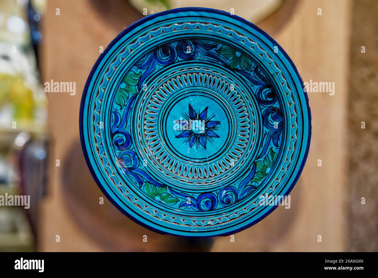Une plaque en céramique marocaine réalisée et peinte à la main par les maîtres potiers de la ville de Marrakech au Maroc Banque D'Images