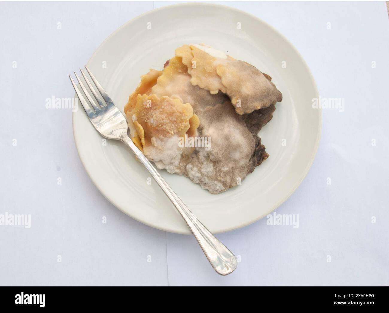 Pourri, en décomposition. vieux aliments dangereux affichés sur une assiette blanche Banque D'Images