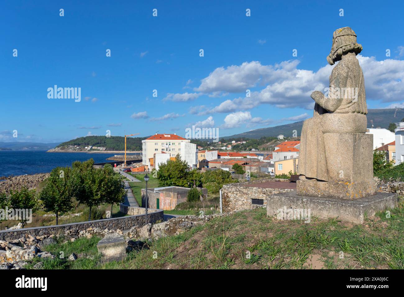 Espagne, Galice, Porto do son, Statue de l'Apôtre Santiago par Juan Cabeza, en mémoire de la catastrophe du pétrolier MV Prestige en 2002 Banque D'Images