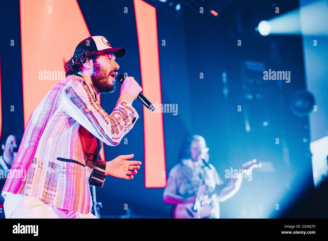 Rome, Italie. 10 mai 2024. Riccardo Zanotti se produit sur scène avec son groupe Pinguini Tattici Nucleari au Palazzo dello Sport à Rome, en Italie. Crédit : SOPA images Limited/Alamy Live News Banque D'Images