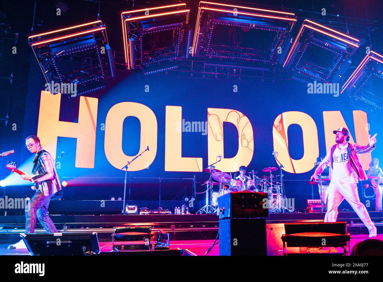 Rome, Italie. 10 mai 2024. Riccardo Zanotti se produit sur scène avec son groupe Pinguini Tattici Nucleari au Palazzo dello Sport à Rome, en Italie. Crédit : SOPA images Limited/Alamy Live News Banque D'Images