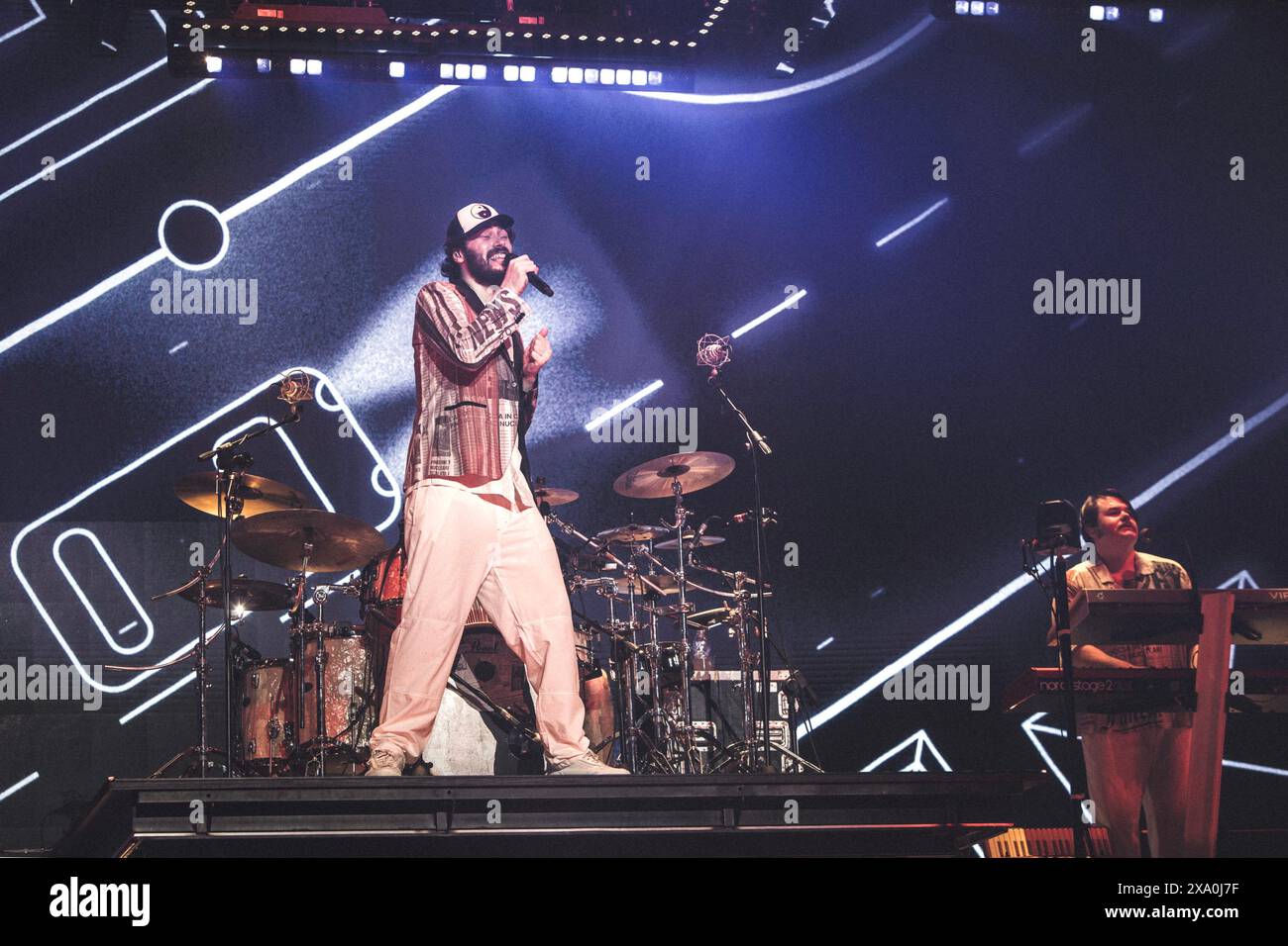 Rome, Italie. 10 mai 2024. Riccardo Zanotti se produit sur scène avec son groupe Pinguini Tattici Nucleari au Palazzo dello Sport à Rome, en Italie. Crédit : SOPA images Limited/Alamy Live News Banque D'Images