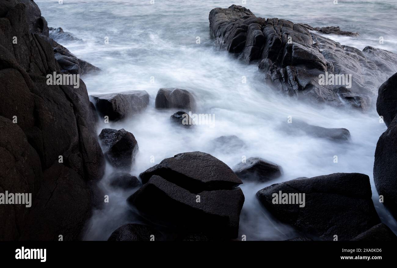 Une vue panoramique sur les vagues de la mer contre la plage rocheuse Banque D'Images