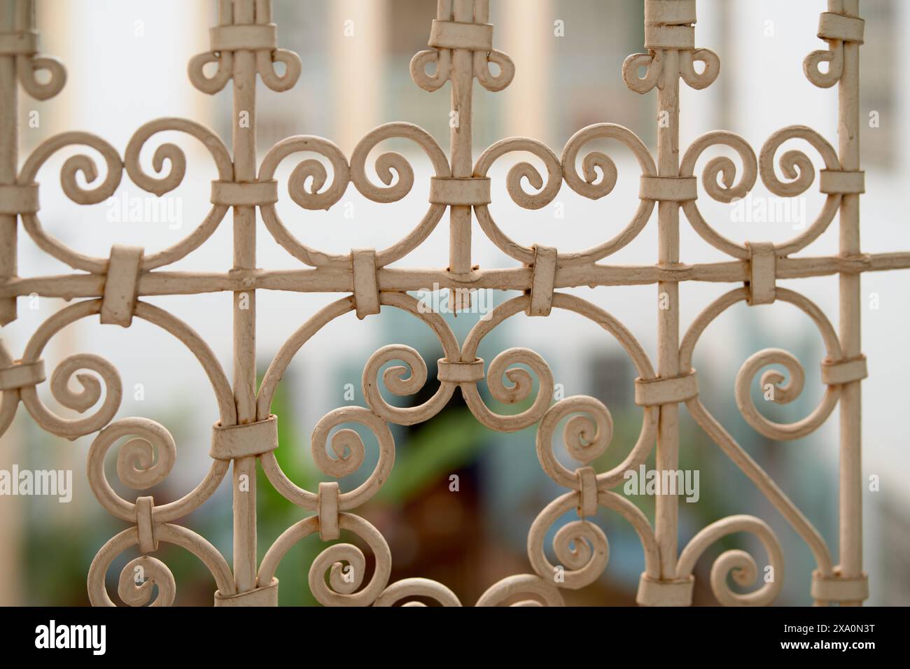 Un gros plan d'une forge en fer de style mozarabe au Maroc comme ornement et protection Banque D'Images