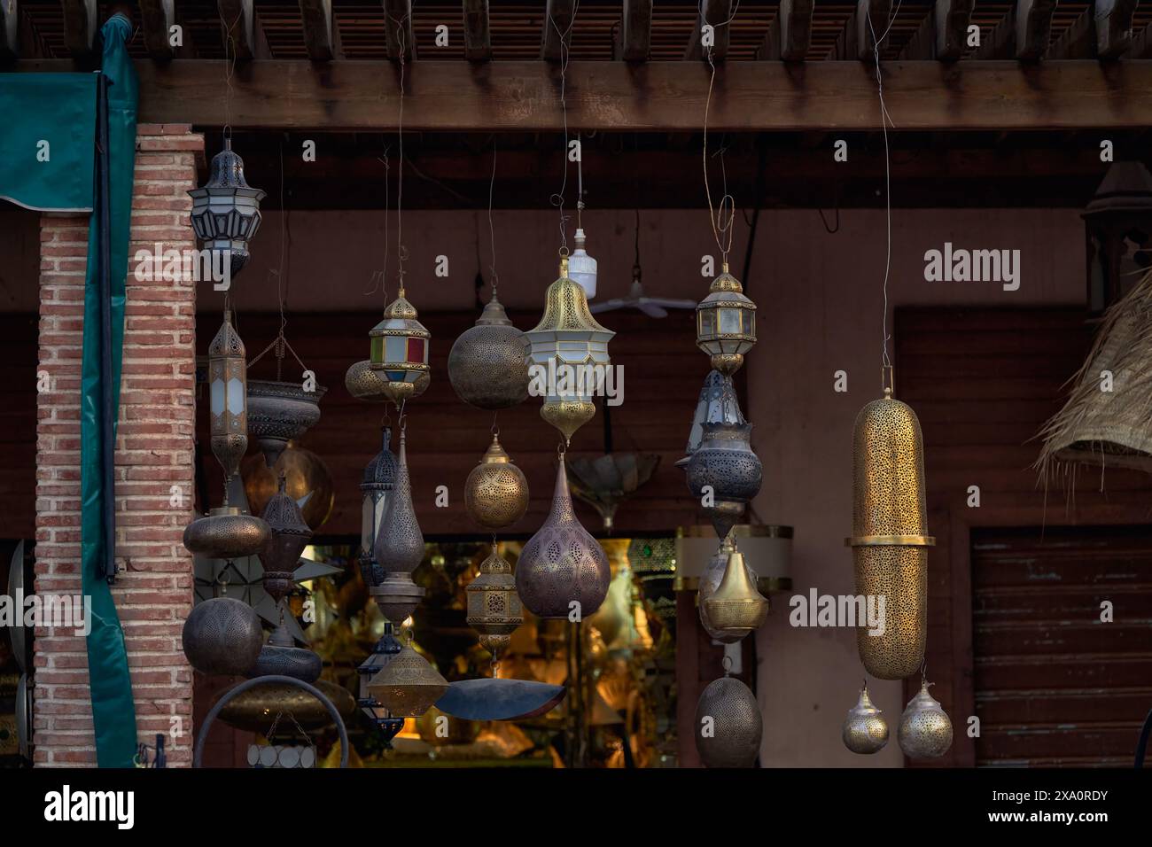 Une collection de suspensions en métal de différents modèles et tailles, suspendues dans un espace extérieur Banque D'Images