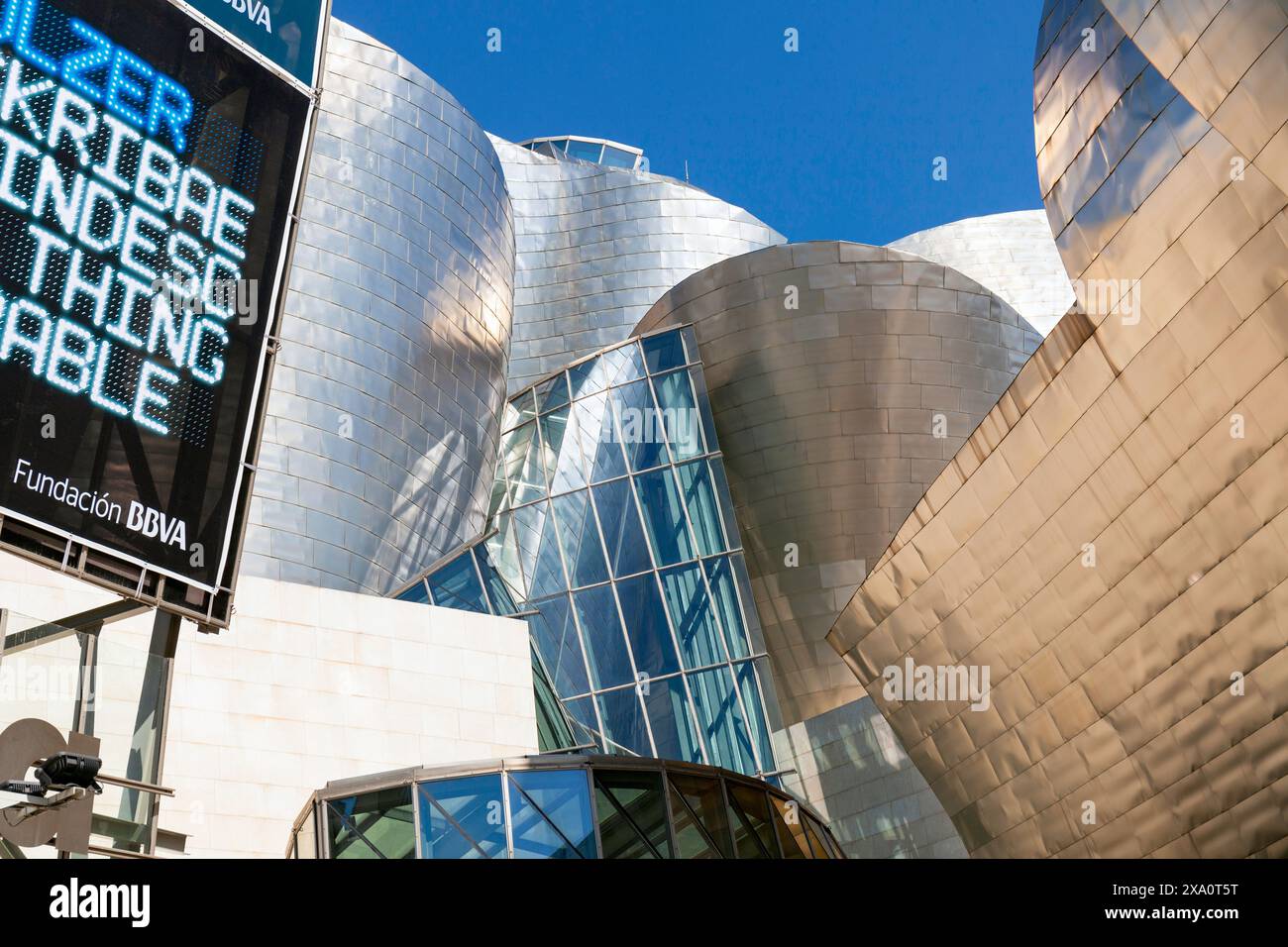 Europe, Espagne, pays Basque, Bilbao, Musée Guggenheim Bilbao affichage de l'entrée principale (détail) Banque D'Images