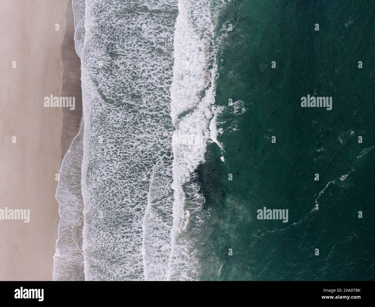 Une vue aérienne des vagues qui se brisent sur le littoral Banque D'Images