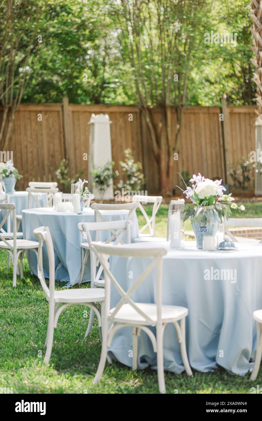 Tables de réception de mariage en plein air ornées d'un élégant décor bleu Banque D'Images