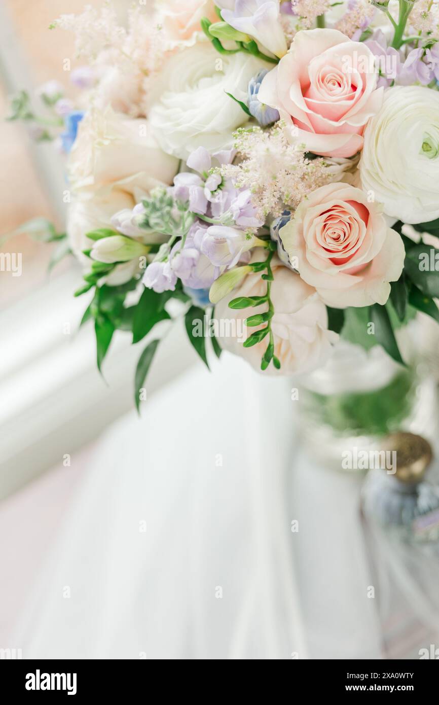 Un joli bouquet de réception de mariage sur un rebord de fenêtre Banque D'Images
