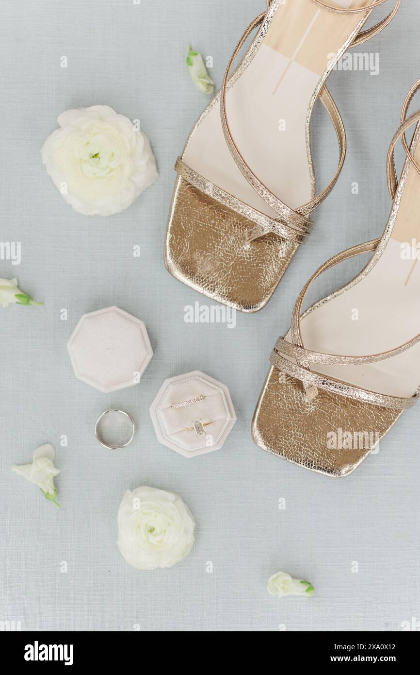 Une vue de dessus des chaussures de mariage d'une mariée et des accessoires avec des fleurs Banque D'Images