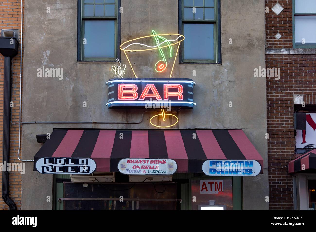 La scène animée de Beale Street à Memphis, Tennessee Banque D'Images