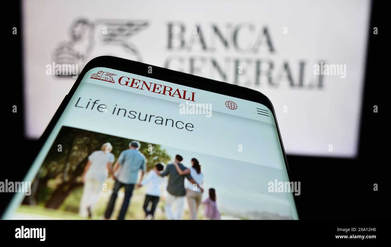 Téléphone portable avec la page Web de la société italienne de services financiers Banca Generali S.p.A. devant le logo. Concentrez-vous sur le coin supérieur gauche de l'écran du téléphone. Banque D'Images