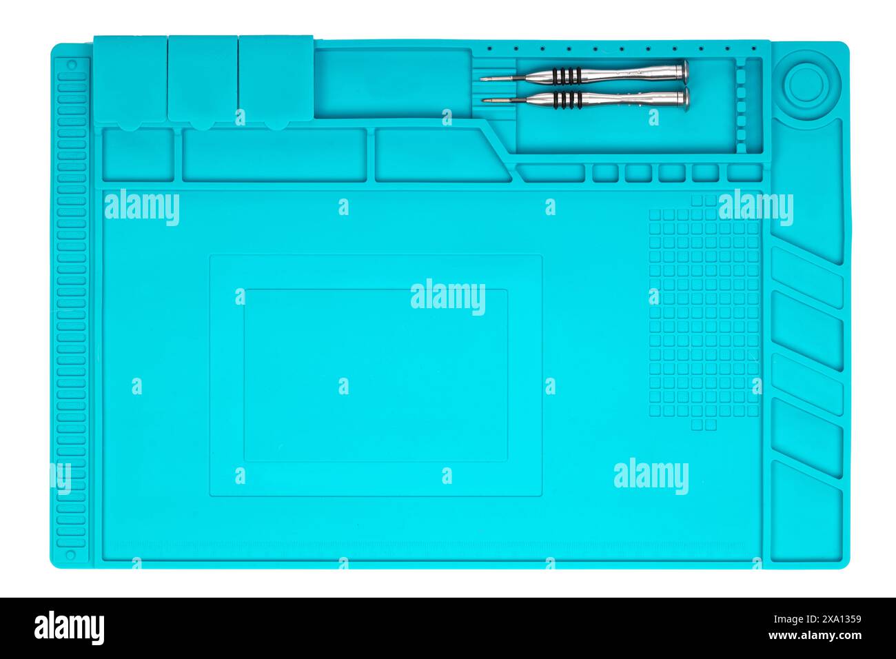Tapis de travail en silicone bleu avec compartiments et deux tournevis de précision. Banque D'Images