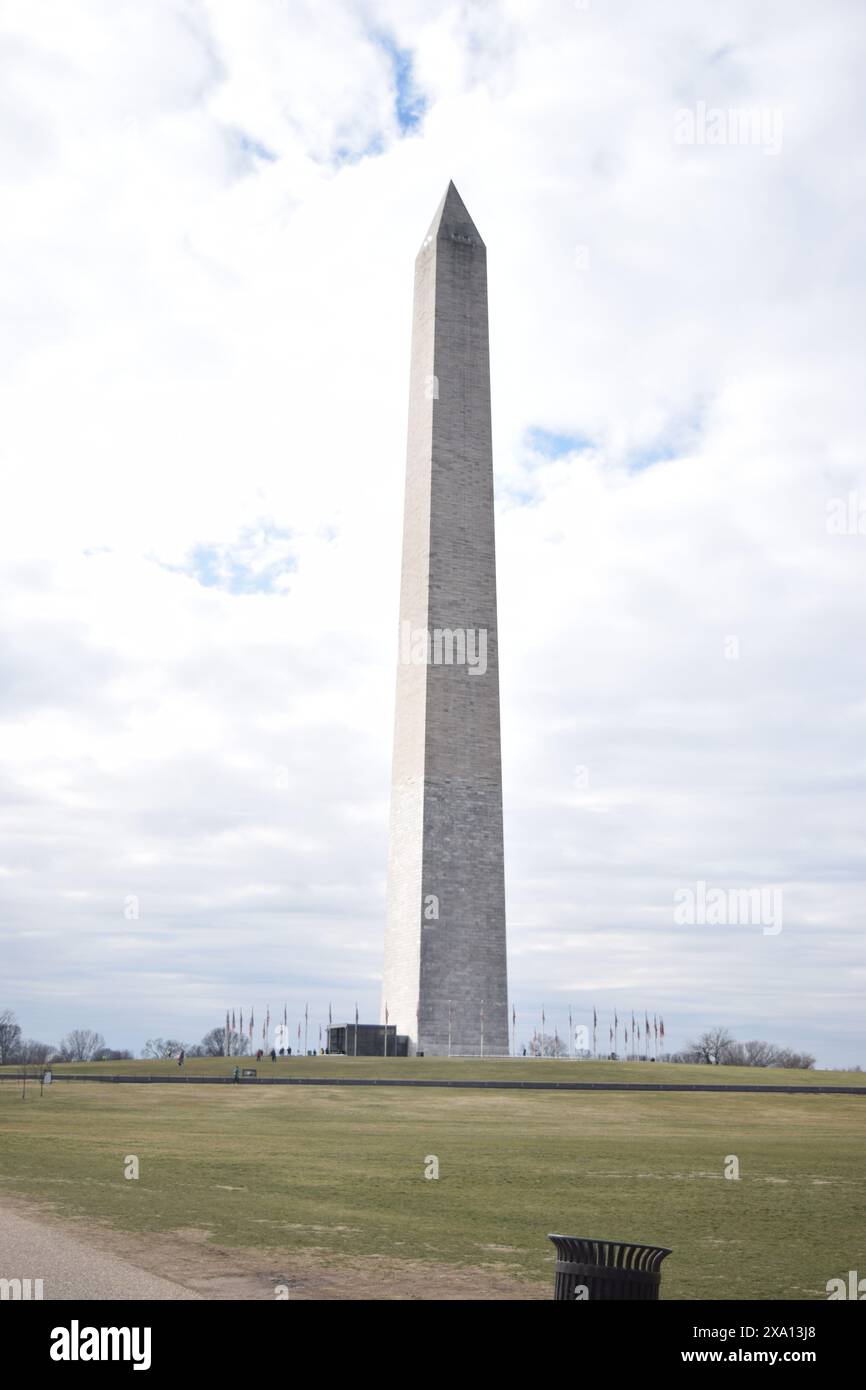 L'emblématique Washington Monument contre un ciel nuageux Banque D'Images