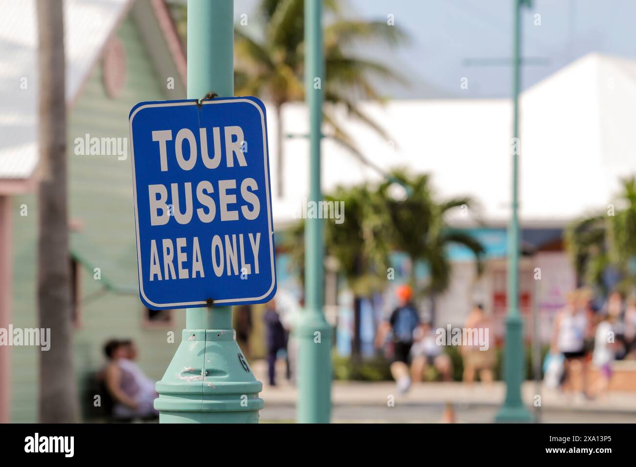 Un panneau indiquant le stationnement des bus touristiques dans un lieu touristique tropical Banque D'Images