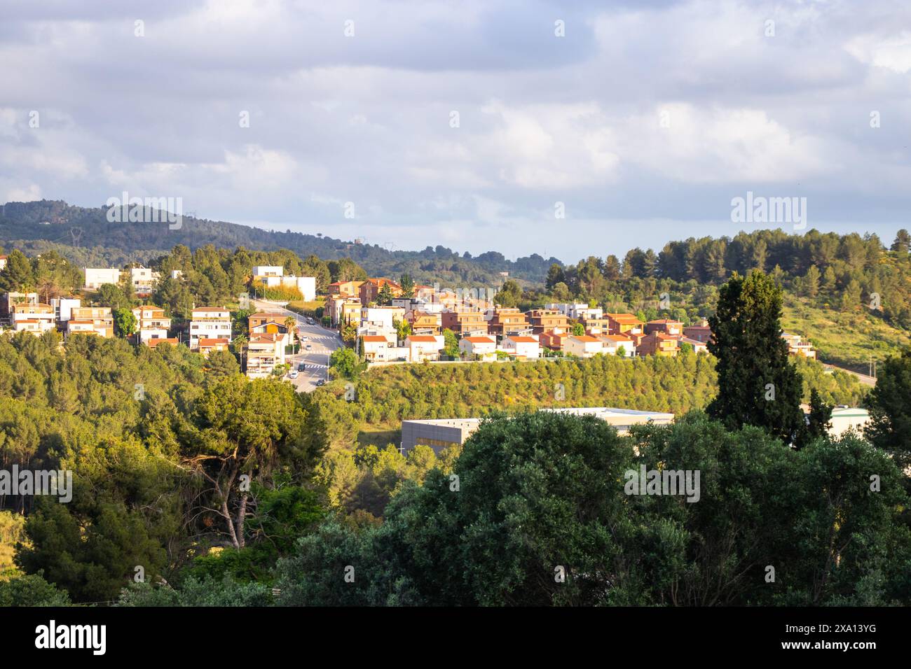 Belle vue d'heure de coucher de soleil à El Papiol, Espagne, rues, nature et bâtiments Banque D'Images