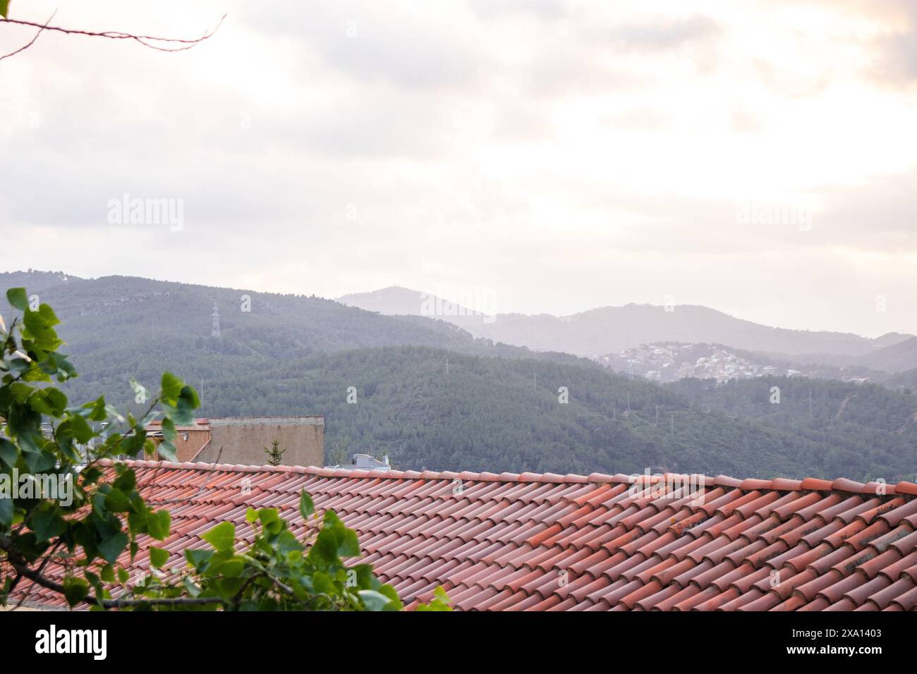 Belle vue d'heure de coucher de soleil à El Papiol, Espagne, rues, nature et bâtiments Banque D'Images