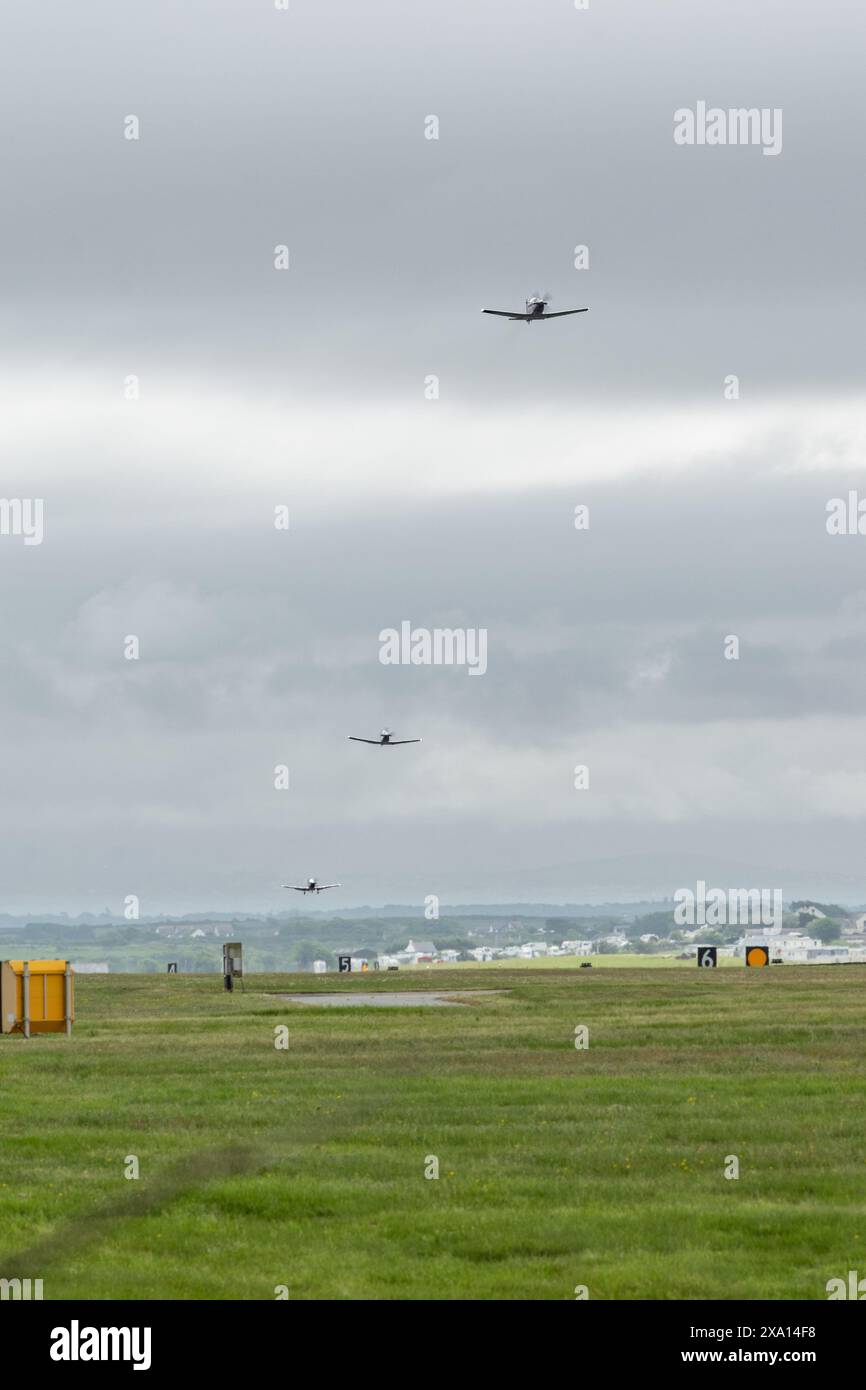 Trois IIS Raytheon Texan de la Royal Air Force quittent RAF Valley, au pays de Galles Banque D'Images