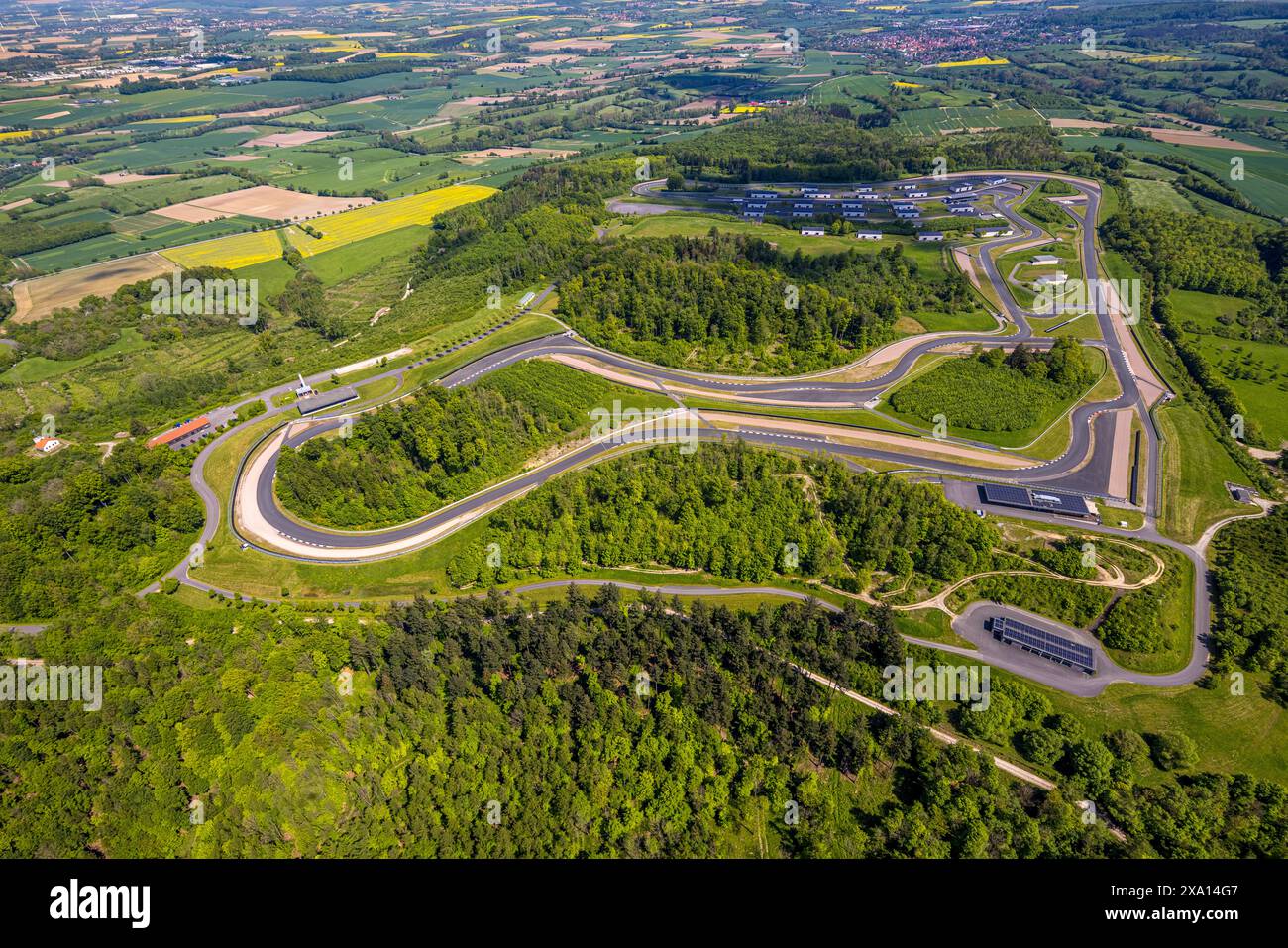 Vue aérienne, piste de course Bilster Berg, piste d'essai et piste de présentation, terrain en forme de parc avec paddock et parcours hors route, Pömbsen, Bad Driburg, EAS Banque D'Images