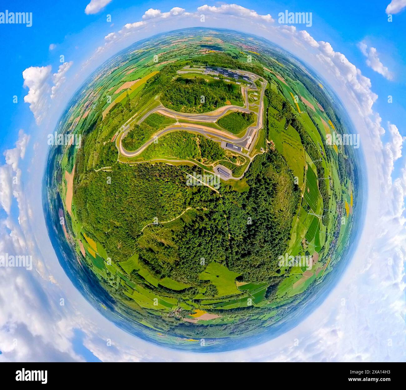 Vue aérienne, piste de course Bilster Berg, piste d'essai et piste de présentation, terrain semblable à un parc avec enclos et parcours hors route, globe, image fisheye, 360 Banque D'Images