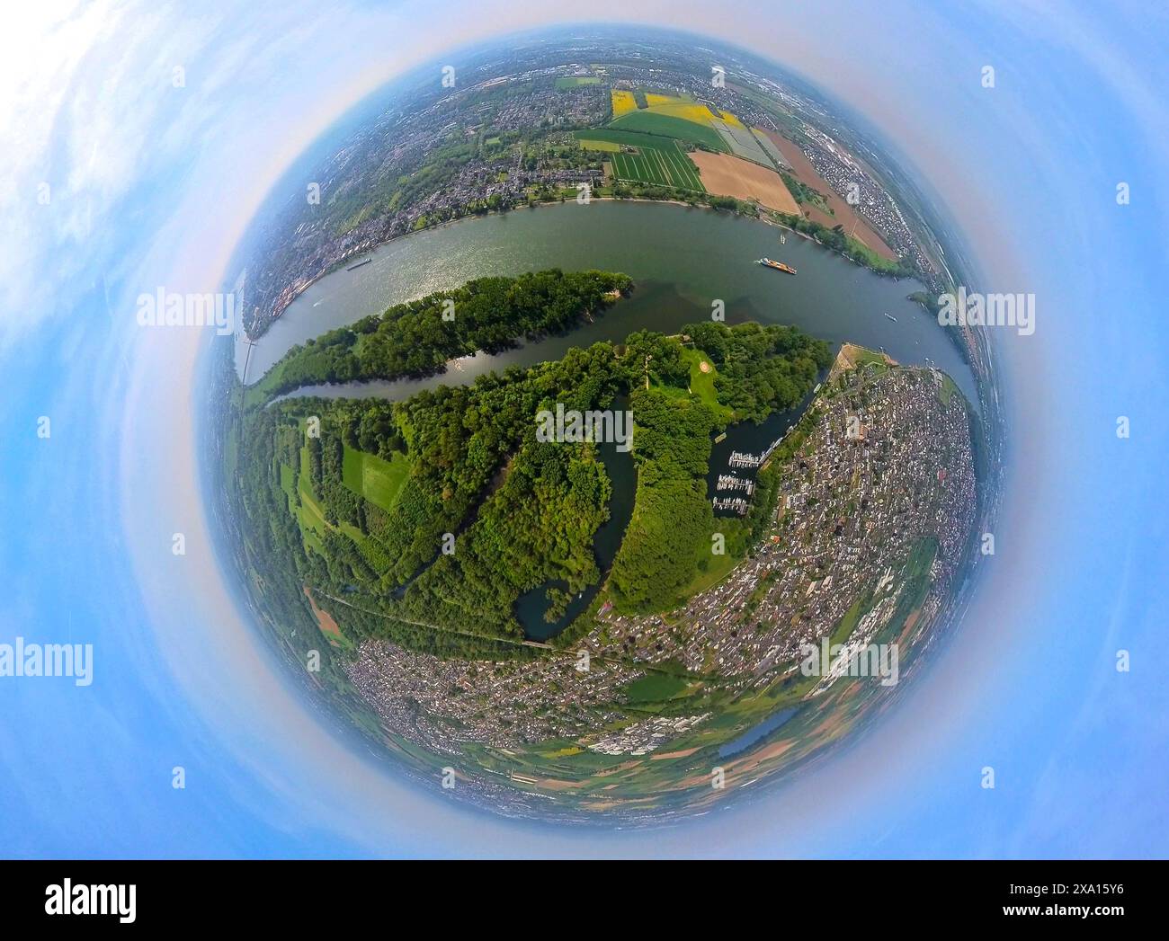 Vue aérienne, du SIEG et de l'estuaire du SIEG, du Rhin et de la navigation intérieure avec porte-conteneurs, de l'arc-en-ciel de Diescholl du SIEG et de la zone forestière du Siegaue, Banque D'Images