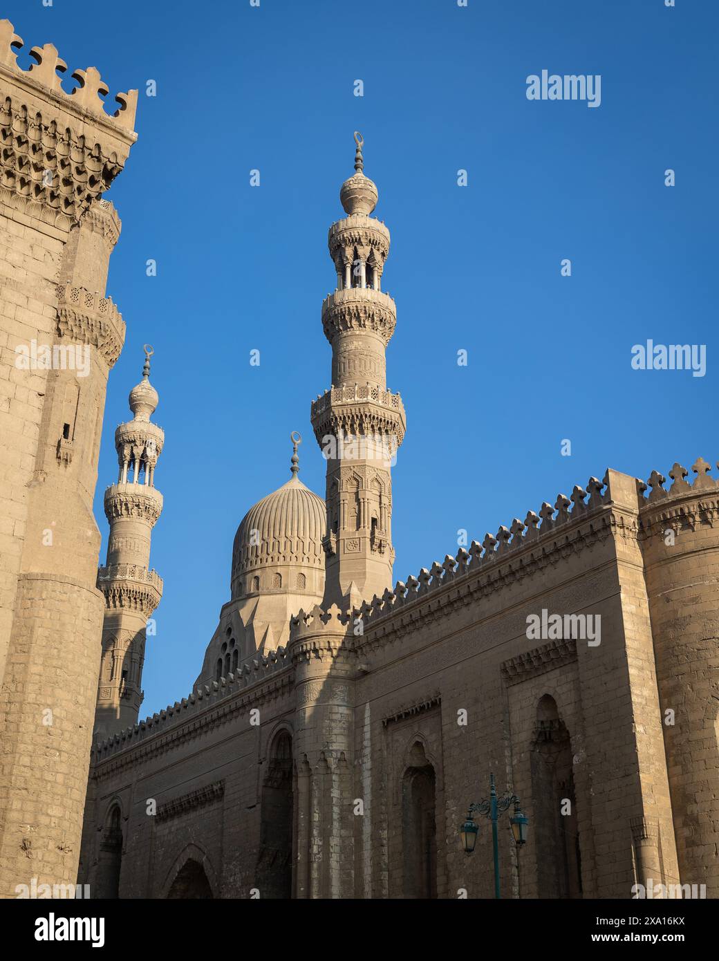 Tours et dôme de la mosquée Al-Rifa'i au Caire, Egypte Banque D'Images