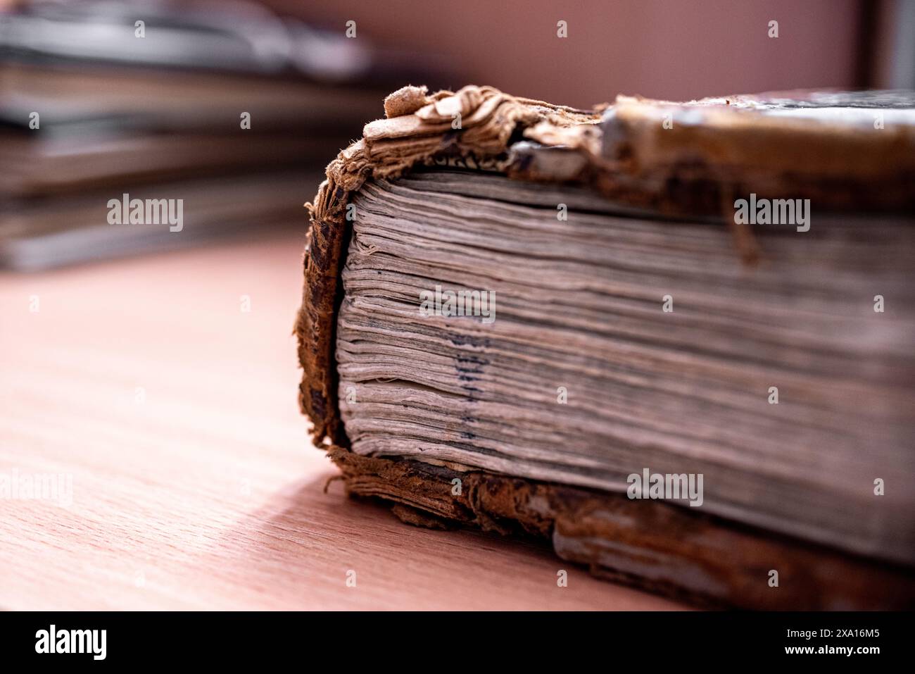 Gros plan d'un livre vintage sur une table Banque D'Images