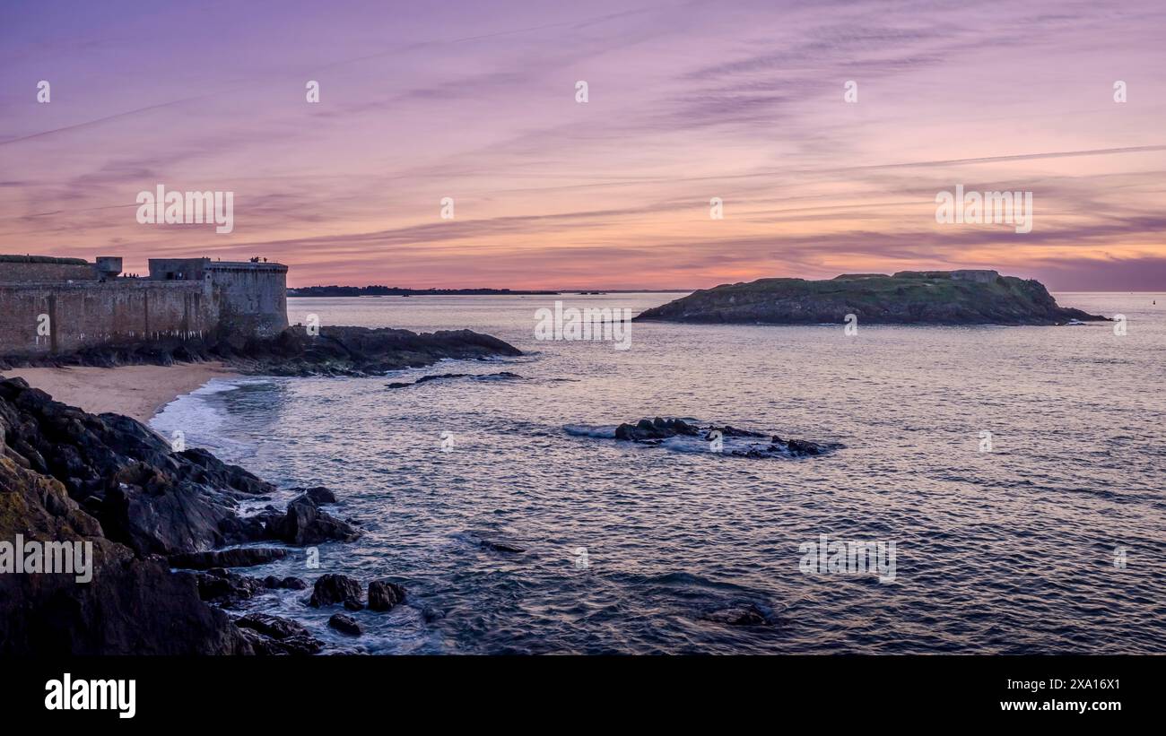 Un ciel de coucher de soleil sur la côte de Saint-Malo, Bretagne, France Banque D'Images