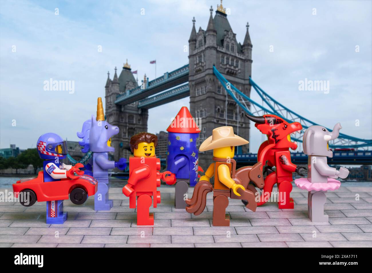 Mini figurines Lego vibrantes sur le banc près du pont Banque D'Images
