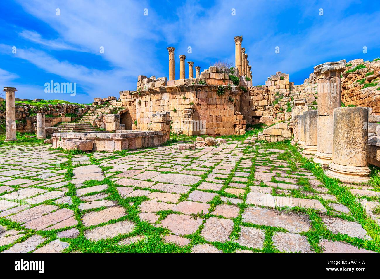 Jerash Archaeological City, Jordan : Fountain court and Church of New Theodore in roman City Gerasa Modern Jerash, une ville romaine de la décapole. Moyen-Orient Banque D'Images