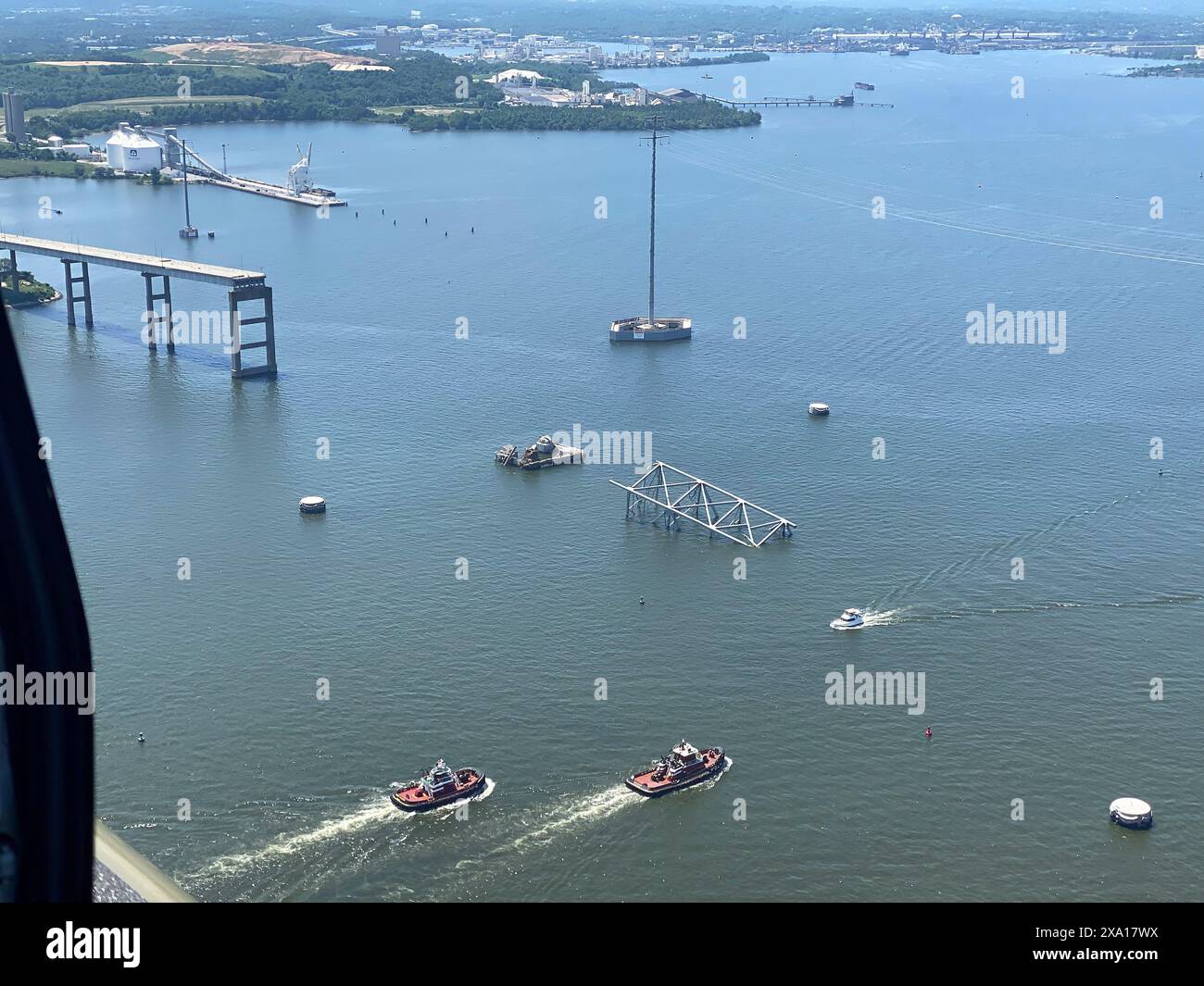 Dundalk (États-Unis d'Amérique). 26 mai 2024. Vue aérienne des morceaux restants du Francis Scott Key Bridge effondré après le retrait de la majorité des débris et du cargo MV Dali, le 26 mai 2024, près de Dundalk, Maryland. Le chenal fédéral de Fort McHenry a été rouvert pour permettre la reprise des opérations dans le port de Baltimore. Crédit : Bobby Petty/US Army corps/Alamy Live News Banque D'Images