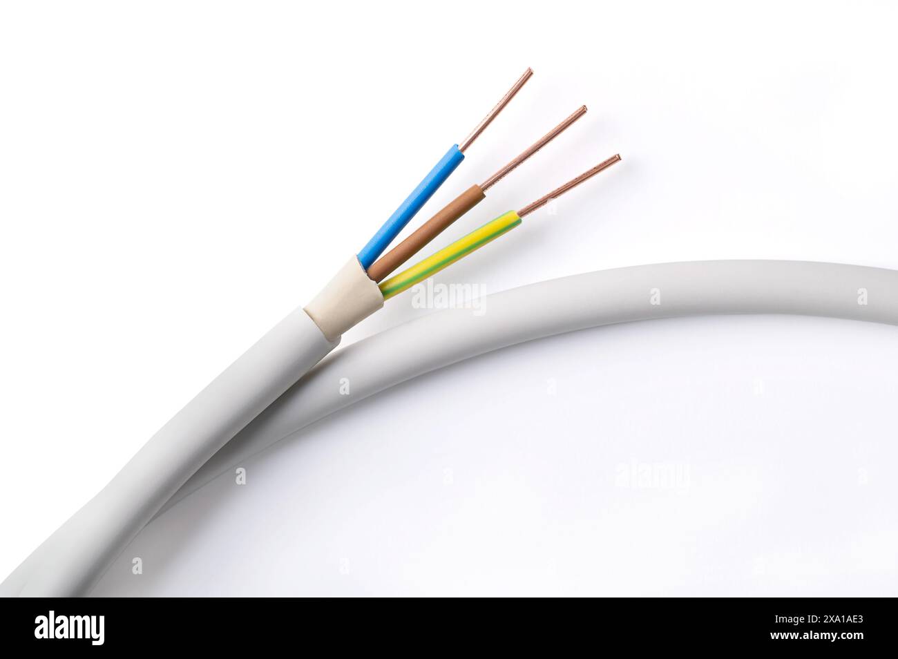 Fils électriques trouvés dans les maisons européennes après le code couleur de la norme CEI. Jaune-vert comme conducteur de protection, bleu comme conducteur neutre, marron comme conducteur monophasé. Banque D'Images