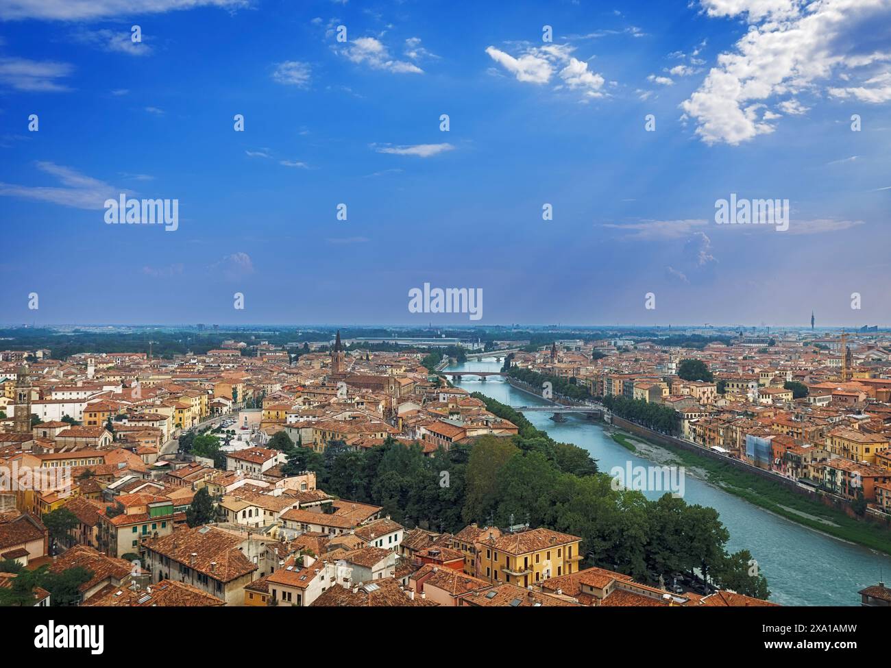 Une vue aérienne d'une journée ensoleillée à Vérone, Italie Banque D'Images