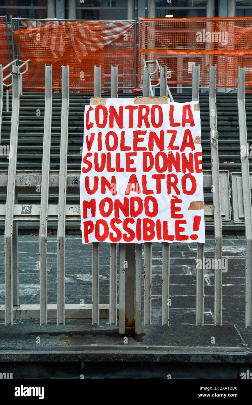 Pancartes manuscrites contre les fémicides suspendues devant l'Université du Palazzo Nuovo après une nouvelle affaire de violence contre les femmes en Italie, Turin Banque D'Images