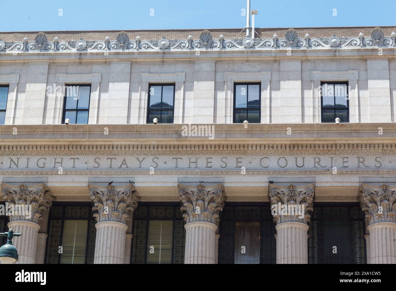 La façade du bâtiment James A Farley avec ses colonnes corinthiennes à Manhattan, New York Banque D'Images