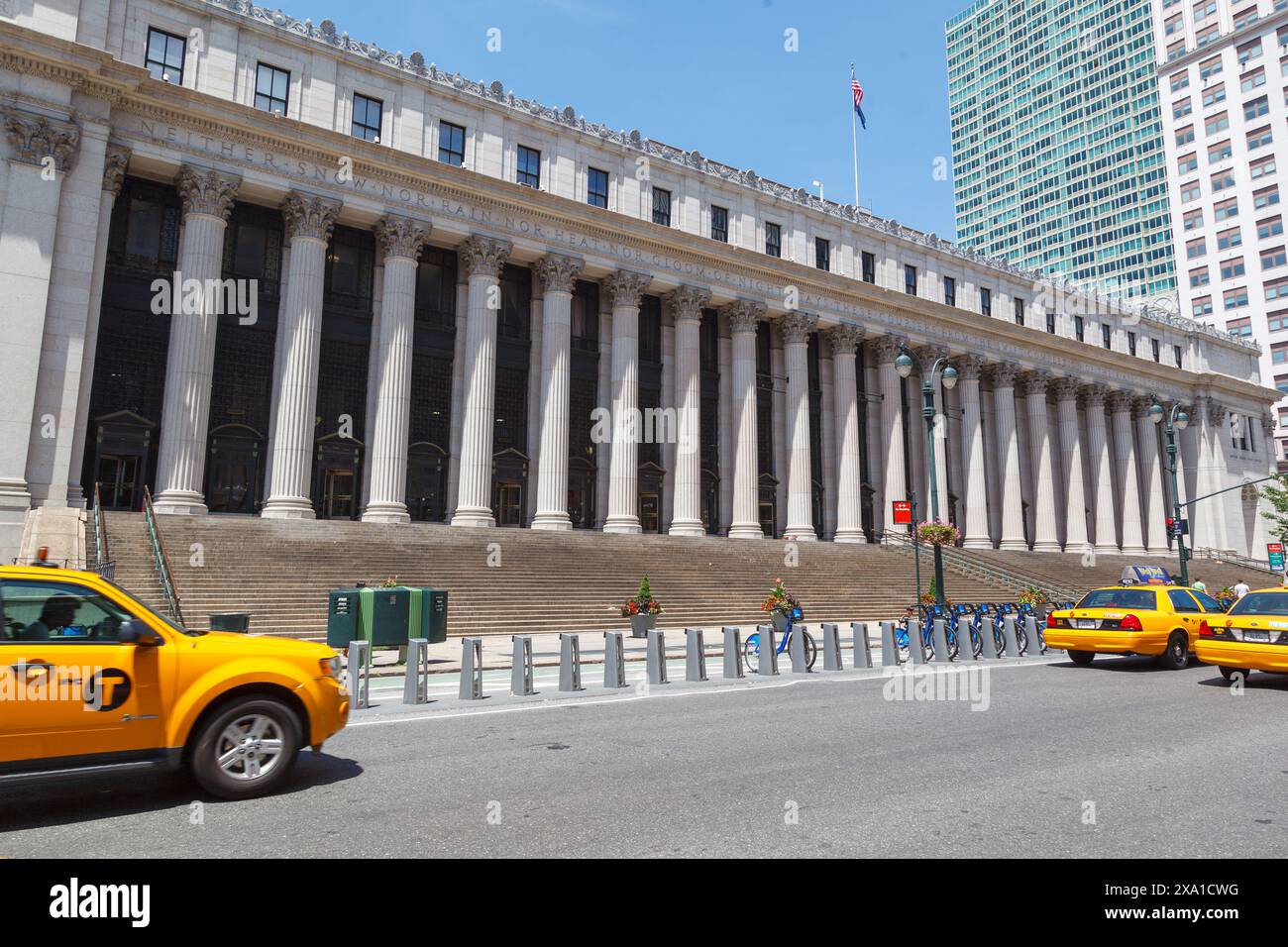 La façade du bâtiment James A Farley avec ses colonnes corinthiennes à Manhattan, New York Banque D'Images