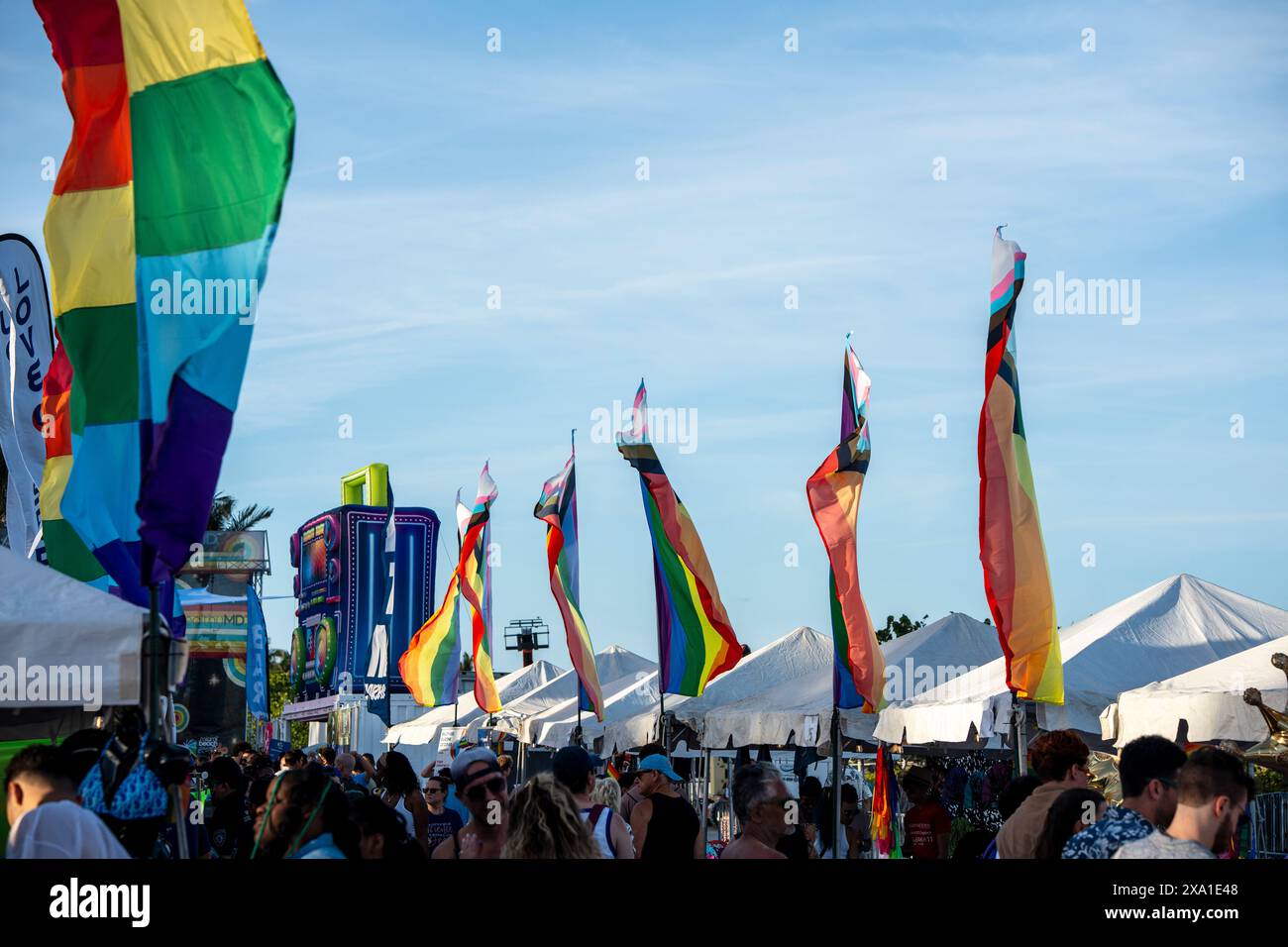 Les drapeaux arc-en-ciel agitent pour LGBTQ Pride. Banque D'Images