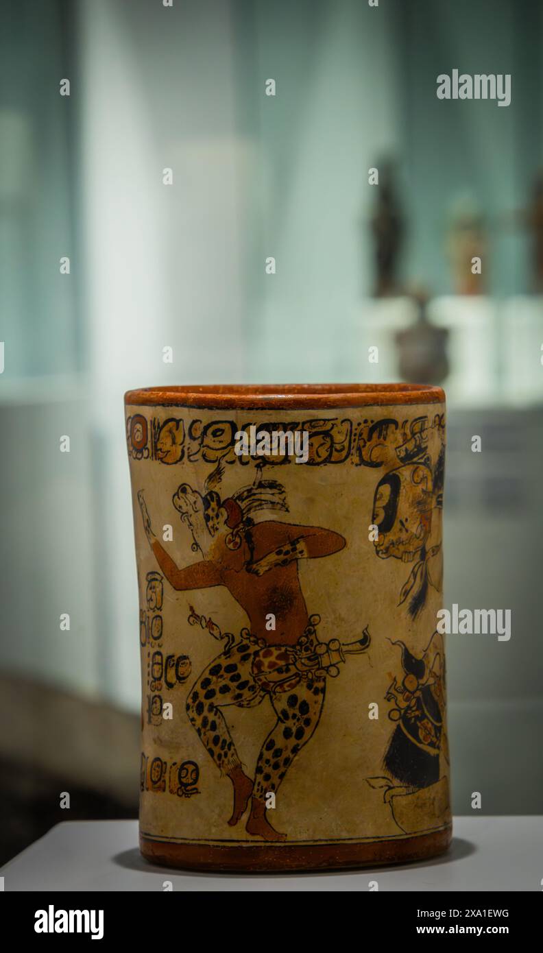 Vase antique sur étagère avec des objets de collection Banque D'Images