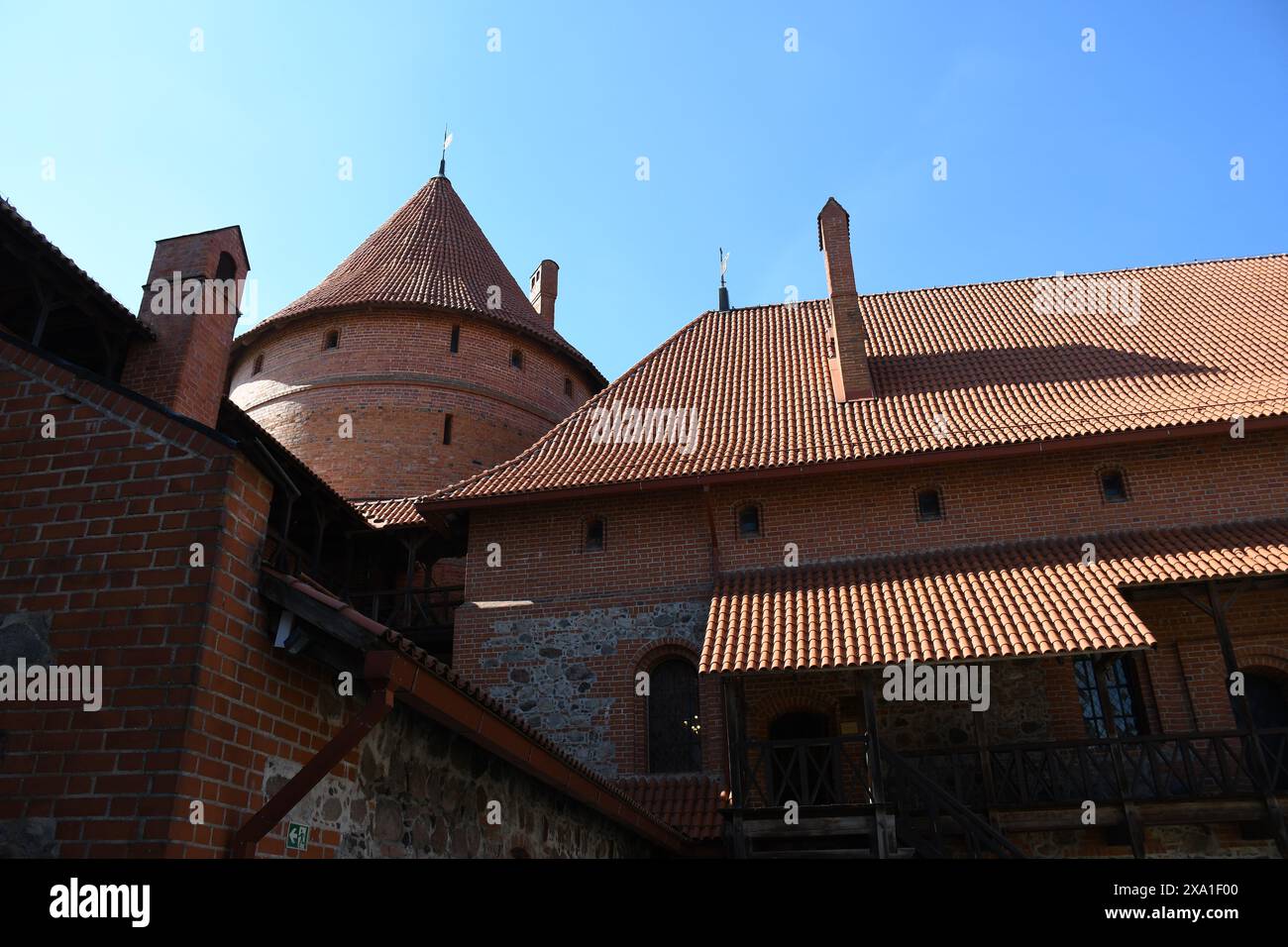 Un gros plan de la structure de toit orange du château de Trakai en Lituanie Banque D'Images